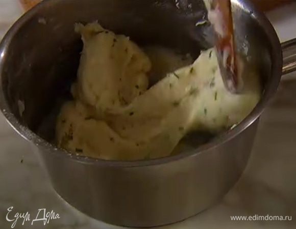 Соус посолить, добавить мускатный орех и шнитт-лук и все перемешать.