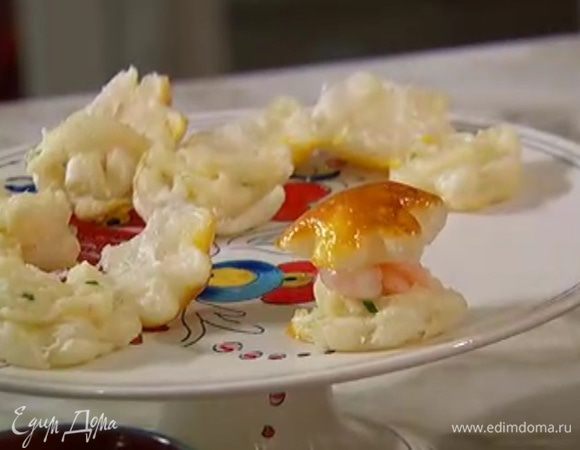 Выпеченные тарталетки разделить пополам, на нижнюю часть выложить немного соуса бешамель, две креветки и накрыть верхней частью тарталетки.