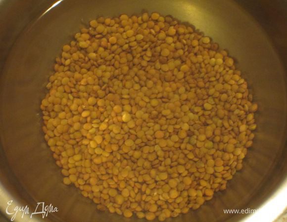 Чечевицу замочить в воде с добавлением соды на 2-3 часа. Через 1 час воду поменять. Слить воду и откинуть на ситечко.