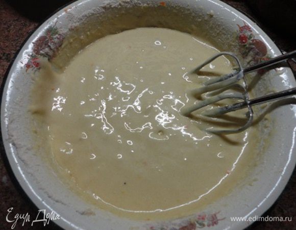 Яйца с сахаром и ванильным сахаром взбить миксером и, продолжая взбивать, постепенно влить масло. Добавить муку, смешанную с солью, разрыхлителем, а также соду, гашенную лимонным соком или лимонной кислотой. Все тщательно перемешать.