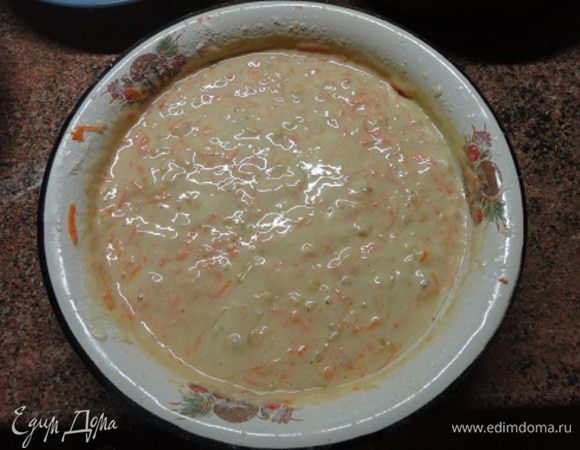 Морковь очистить и натереть на мелкой терке. Бананы очистить и натереть на крупной терке. Вес бананов в чистом виде, без кожуры. Тесто соединить с морковью и бананами и хорошо перемешать.