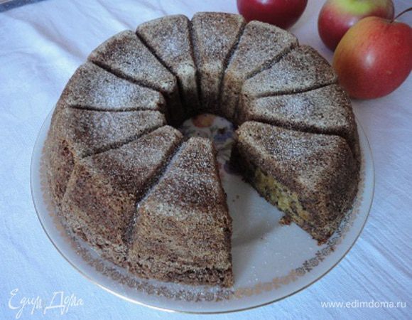 Духовку разогреть до 200 градусов, форму смазать растительным маслом и обсыпать манной крупой. Тесто выложить в форму, разровнять и выпекать 30-35 минут. Вначале на нижнем жаре.
Готовый кекс остудить и посыпать сахарной пудрой.
