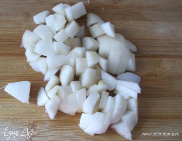 С груш снимаем кожицу и нарезаем кубиками.