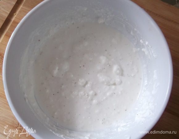 В творог добавляем сметану (можно сливки или натуральный йогурт) подсаливаем, подперчиваем хорошо размешиваем и выкладываем в пекарский кулёк.