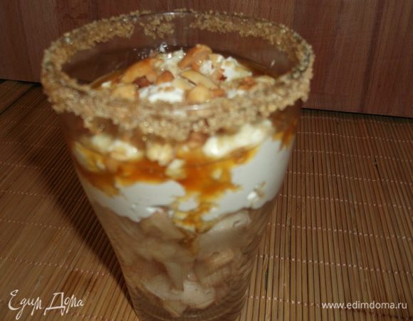 Края стаканчика в котором подаём десерт, промазываем лимоном и прокручиваем в сахаре (у меня коричневый) вообще по рецепту надо прокрутить в арахисовой крошке, но она у меня не прилипла, пришлось воспользоваться сахаром. Выкладываем грушу, сверху выдавливаем мусс, присыпаем орешками и половинками арахиса, и и чайной ложечкой, аккуратно по краю поливаем мёдом. Готово! Приятного аппетита!