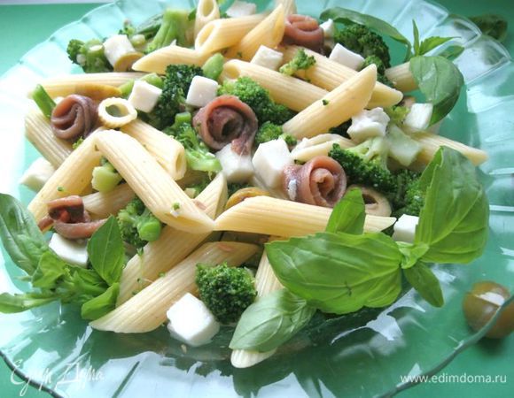 Украсить салат розочками из анчоусов (5 шт.), листиками базилика. Салат сбрызнуть лимонным соком. Перемешать.
Приятного аппетита! 
