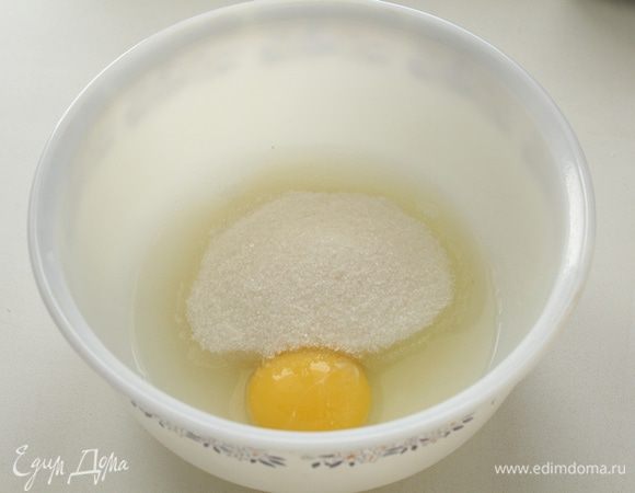 Яйца и сахар взбиваем  венчиком.