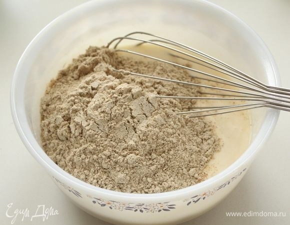 Всыпаем ореховую муку.