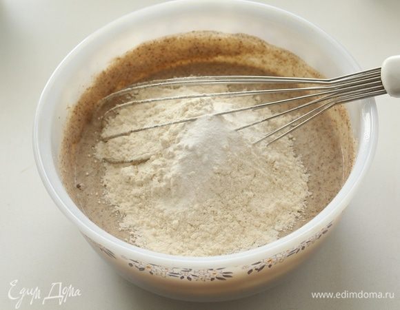 Всыпаем просеянную и перемешанную с содой пшеничную муку.