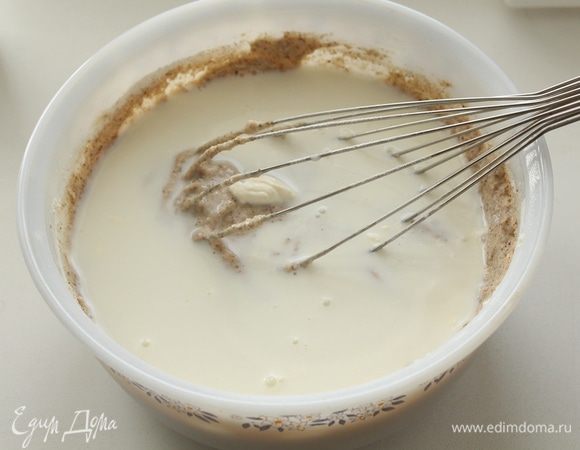 Вмешиваем муку в тесто, постепенно вливая молоко.