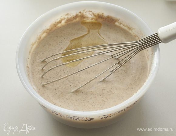 В блинное тесто  добавляем подсолнечное рафинированное масло.
Получим не жидкое тесто, которое оставляем на 10 минут при комнатной температуре.