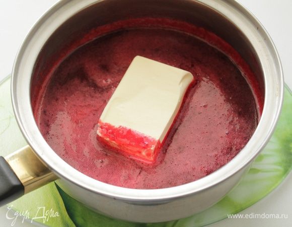 Поставить на малый огонь, добавить лимонный сок, растворить кусочек масла.