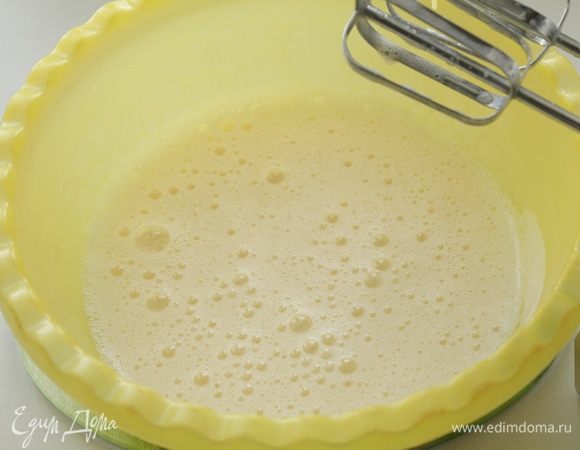 Яйца взбить с сахаром.