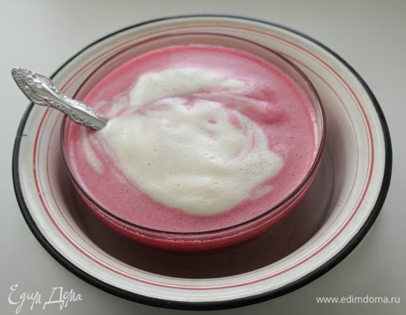 Соорудить водяную баню, и взбитые яйца ввести в ягодную смесь.