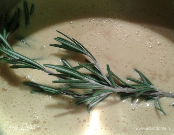 Из апельсина выдавить сок, добавить сахар и веточку розмарина. Готовить на медленном огне пока не уварится.