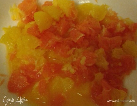 Далее готовим апельсиновый бисквит: отделить мякоть апельсина от кожуры и пленок, сохраняя сок.