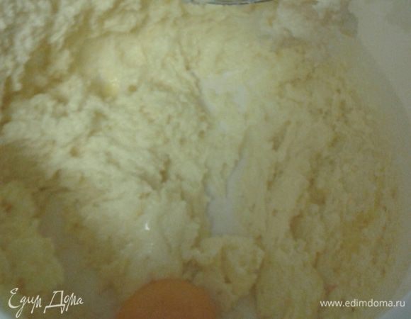 Белки отделить от желтков. Сливочное масло взбить миксером, добавить постепенно сахар затем  желтки.