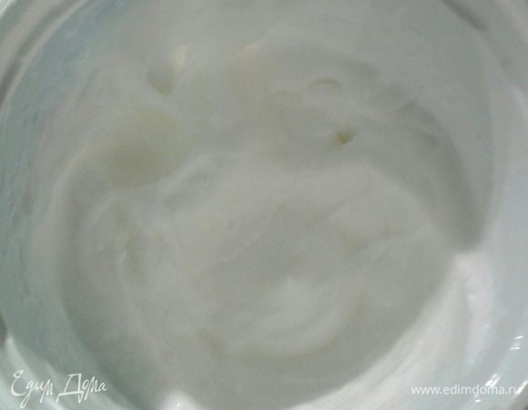 Белки взбить с щепоткой соли. Муку просеять, добавить разрыхлитель.