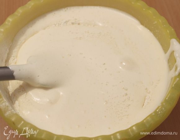 Просеять муку с разрыхлителем и солью.Всыпать муку во взбитые яйца, аккуратно перемешивая снизу вверх лопаткой.