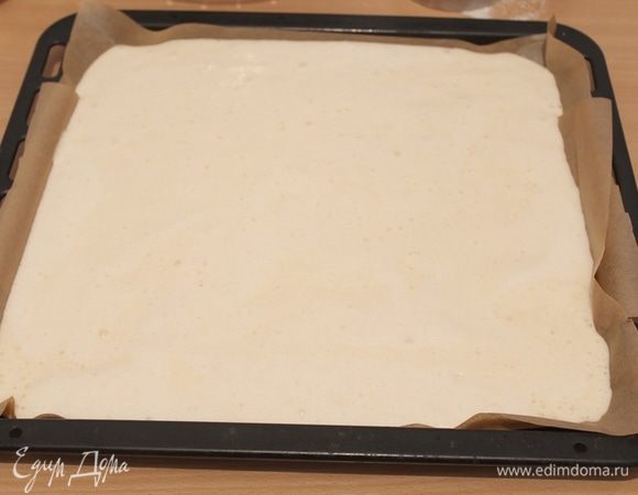 Выложить тесто на противень, разровнять и выпекать около 10-15 мин. 