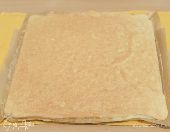 Готовый бисквит будет иметь золотистую поверхность. 