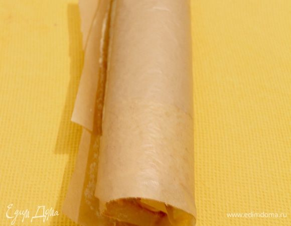 Свернуть горячим, остудить, затем аккуратно развернуть и снять бумагу.