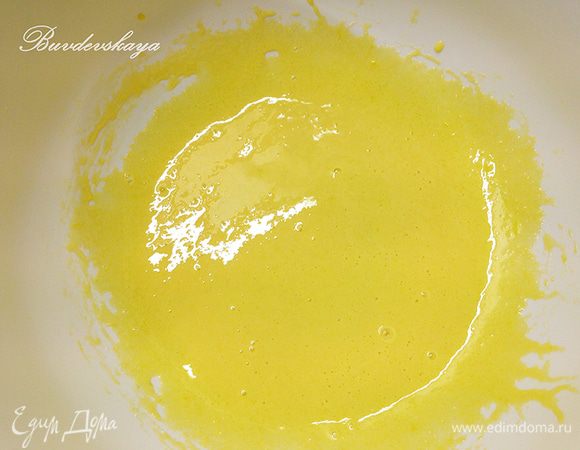 Отделить желтки от белков. Желтки взбить с сахаром.