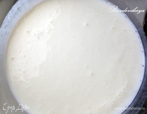 К кефиру добавить соду, размешать и дать постоять несколько минут, масса немного увеличится в объеме.