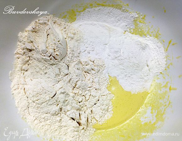 Добавить к желткам крахмал, муку и кефир (постепенно), тщательно размешать, чтобы не было комочков.