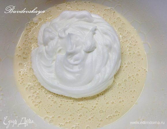 Белки взбить с щепоткой соли и аккуратно ввести в тесто. Добавить растительное масло и перемешать.