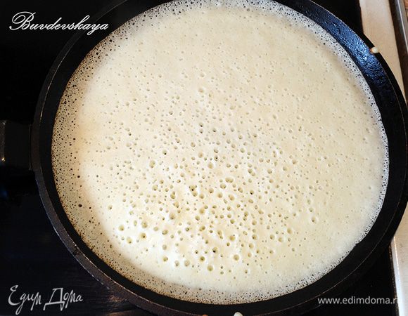 Перед выпеканием первого блина смазать сковороду растительным маслом. На разогретую сковороду выливать половником тесто и распределять его круговыми движениями. Удобно печь блины сразу на двух сковородах — получается очень быстро! Выпекать тоненькие блинчики на среднем огне, переворачивать лопаточкой. Выкладывать на тарелку, смазывая каждый блинчик сливочным маслом. Подавать горячими.