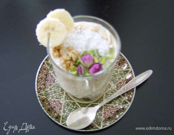 Разложить по бокалам или стаканам и украсить. У меня для украшения грецкие орехи, дробленый миндаль и фисташки, кокосовая стружка и сухие бутоны роз. Приятного аппетита!