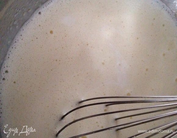 Добавить кефир и соду (ее положить чуть меньше чем 0.5). Перемешать.