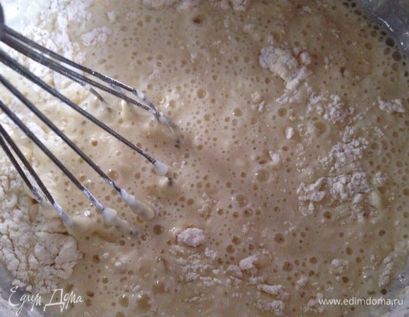 Всыпать муку (150-200 г смотрите на консистенцию!), и хорошо перемешать до однородности, чтоб не было комочков. Консистенция густой сметаны! 