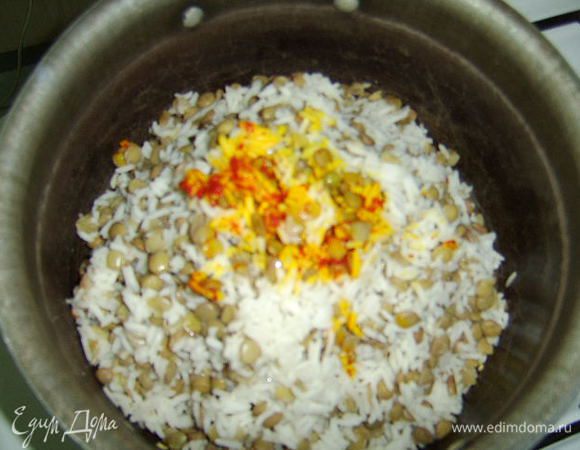 Рис промыть и замочить на 2 ч. Так же поступить с чечевицей. Затем отварить чечевицу до полуготовности (закинуть в кипящую несоленую воду примерно на 10 мин), слить. Рис закинуть в кипящую соленую воду (1 ч.л соли на 2.5 л воды, но хочу обратить внимание на то, что соль в разных регионах тоже по солености разная, так что ориентируйтесь на соленость вашей соли) и варить на среднем огне да полуготовности ( у меня примерно 10-15 мин), затем слить. Смешать отварную чечевицу и рис. На дно толстостенной кастрюли налить 2 ст л масла, когда раскалится добавить рис и чечевицу, сформировать горку, на крышку надеть полотенце, убавить огонь до минимального и так пропарить рис до готовности. Если боитесь, что воды мало, и рис будет сухим, то полейте сверху горячей кипяченой водой, примерно полстакана. Когда видите, что рис мягчает, в центр влейте половину шафрановой настойки. Будьте бдительны, не дайте рису сильно развариться и превратиться в кашу. Такой способ приготовления риса ("через сливание" как я его называю) позволяет добиться рассыпчатого риса, проделывала такое и в России с круглозерным рисом - получалось))). 