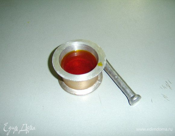 Шафрановая настойка : шафран перемолоть в ступке и 1\4-1\3 стакана кипятка, накрыть крышечкой и дать настояться 10-15 мин.