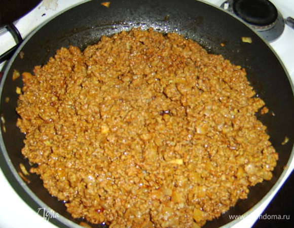 Лук мелко нарезать, обжарить на растительном масле до золотистого цвета, добавить фарш, соль, перец, куркуму, корицу, зиру (можно ее не добавлять), хорошо перемешать и обжарить. затем добавить 2 ст л томатной пасты и немного воды, накрыть крышкой и потушить до готовности. За 5-10 мин до выключения газа влейте половину шафрановой настойки и хорошо перемешайте.