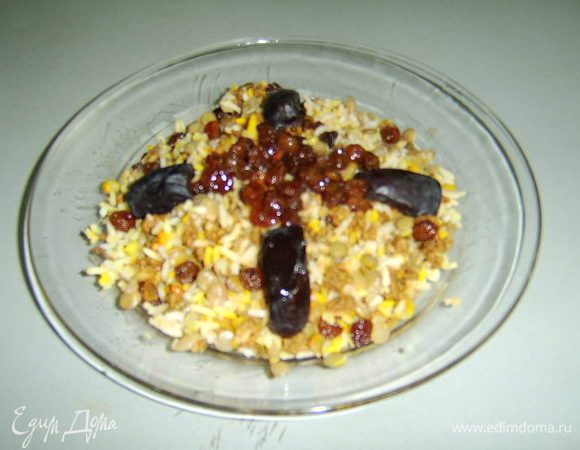 Сервируем. На тарелку выкладываем рис с чечевицей, сверху изюм и обжаренный фарш, украсить можно финиками в дополнение ко всему. Приятного аппетита!