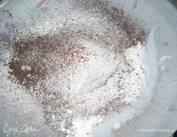 Заранее подготовим и отмерим все необходимые продукты. Муку просеиваем вместе с какао и разрыхлителем. кипятим чайник. Нам понадобиться 2-3 столовые ложки кипятка, чтоб растворить кофе, и еще 2 столовые ложки кипятка мы добавим в тесто при взбивании яиц.