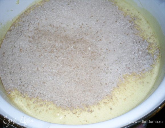 Просеиваем половину мучной смеси на яичную.