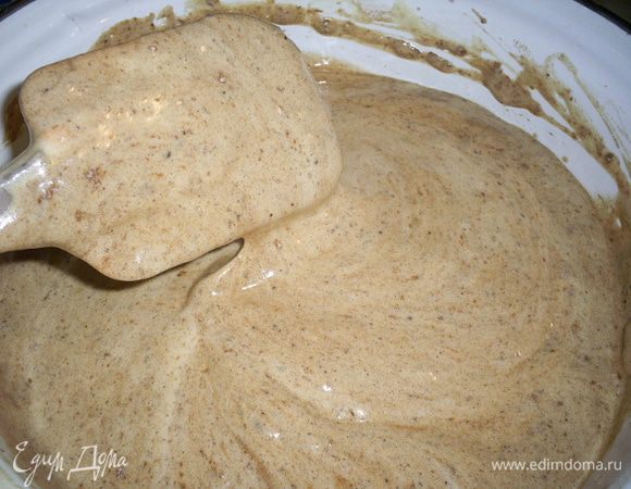 Аккуратно перемешиваем лопаткой сверху вниз от краев к центру. Аналогично поступаем со второй половиной мучной смеси.