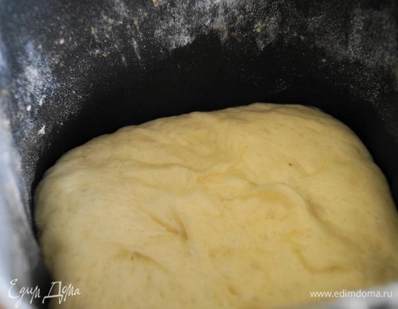 В миску от хлебопечки: налить молоко, добавить соль, сахар, растительное масло, муку и дрожжи. Поставить на хлебопечке режим "Тесто". Через 1,5 часа будет готово пышное и воздушное тесто.