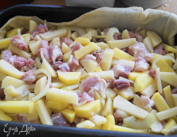 Тесто разделить на 2 части: одну побольше, другую поменьше. Часть побольше раскатать и выложить на смазанный маслом противень. Выложить равномерно начинку.