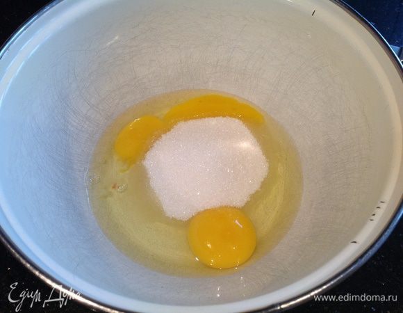 Взбейте яйца с солью и сахаром.