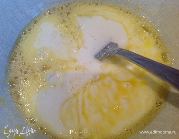 Добавьте 100 мл молока и хорошо перемешайте.