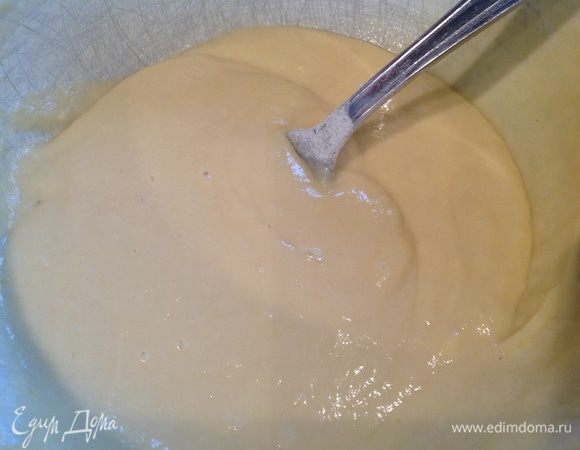 Муку добавляйте по 1 ст ложке и хорошо перемешивайте, так чтобы не было комочков. Тесто должно быть вязким.