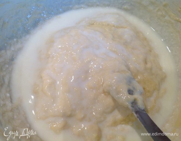 А теперь по чуть-чуть вмешивайте молоко. Молока может понадобится чуть больше или чуть меньше. В итоге тесто должно быть по консистенции как кисель.