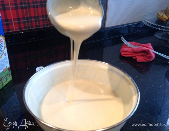 Теперь надо насытить тесто кислородом, для этого берем тесто половником и выливаем обратно.