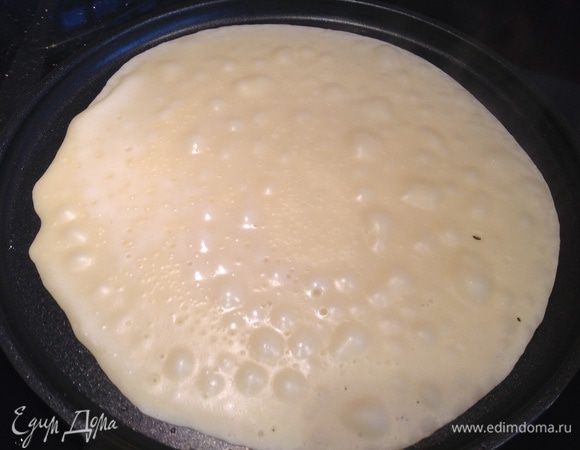 Хорошо разогретую сковороду смажьте растительным маслом и жарьте блины на среднем огне с двух сторон.