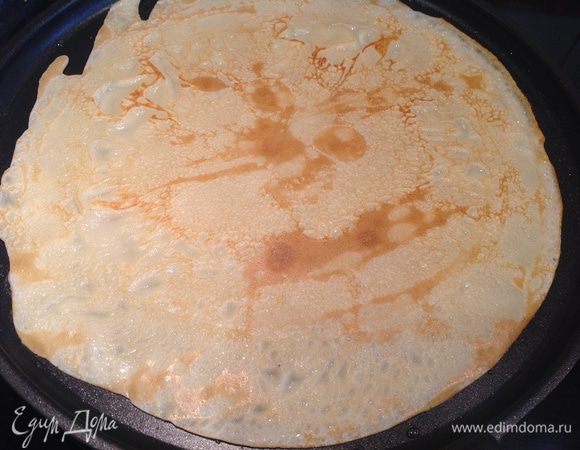 Готовые блинчики выкладывайте на тарелку, и хорошо смазывайте сливочным маслом.